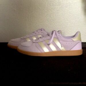 Adidas Cloudfoam Lavender Sneakers with  Gum Sole size 6 🔥